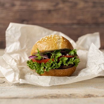 Esztétikusan fogyasztható el az étel a hamburger tálca papír segítségével