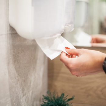 A hajtogatott kéztörlő segíti a higiénikus mosdóhasználatot